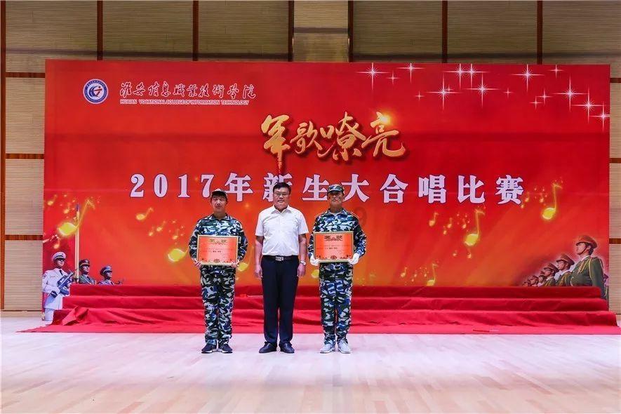 几只小鸭子把猫咪当成了妈妈,长得比猫都大了,还成天跟着要抱抱
